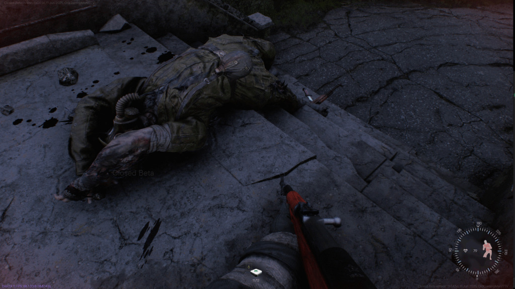 Eine verstorbene Figur liegt auf einer Treppe, umgeben von Blutspuren und einem Gewehr im Vordergrund.